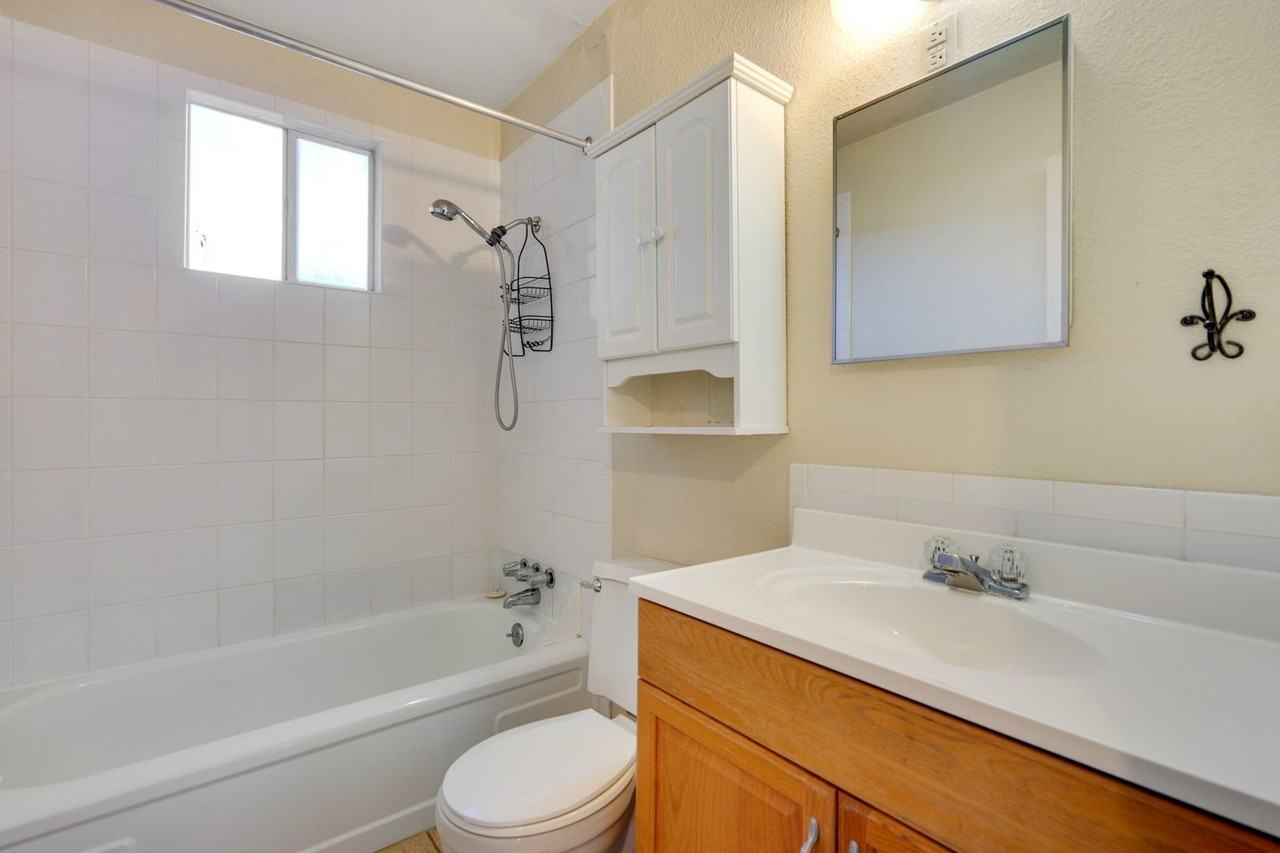 2108 Applewood Rd - Photo 2 of 36