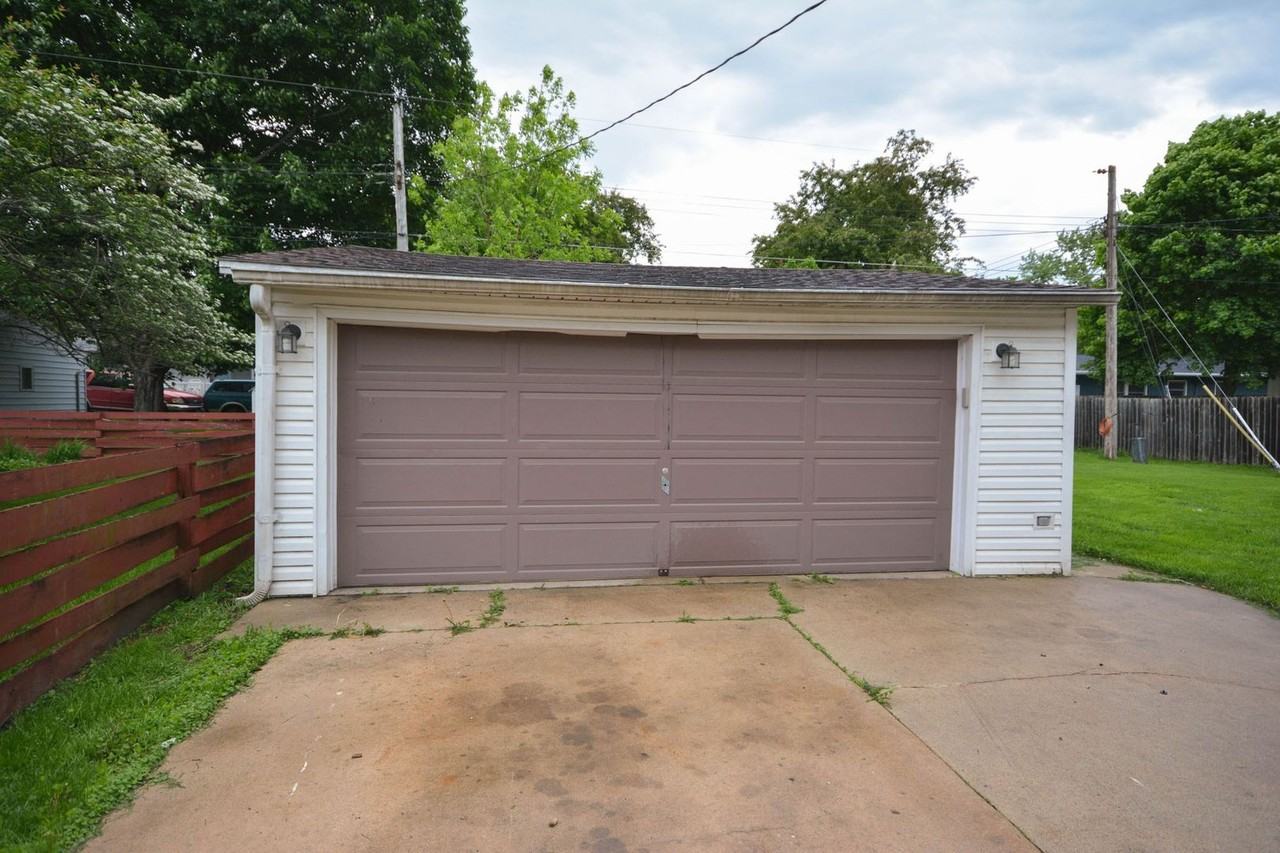 1361 9th Ave Se - Photo 2 of 17