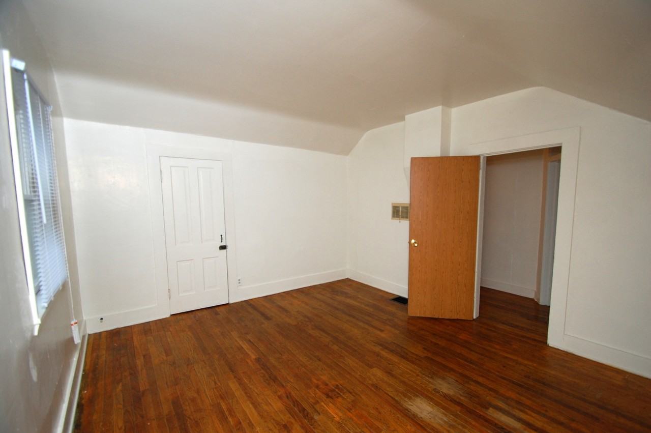 212 1/2 E Washington St - Photo 4 of 9