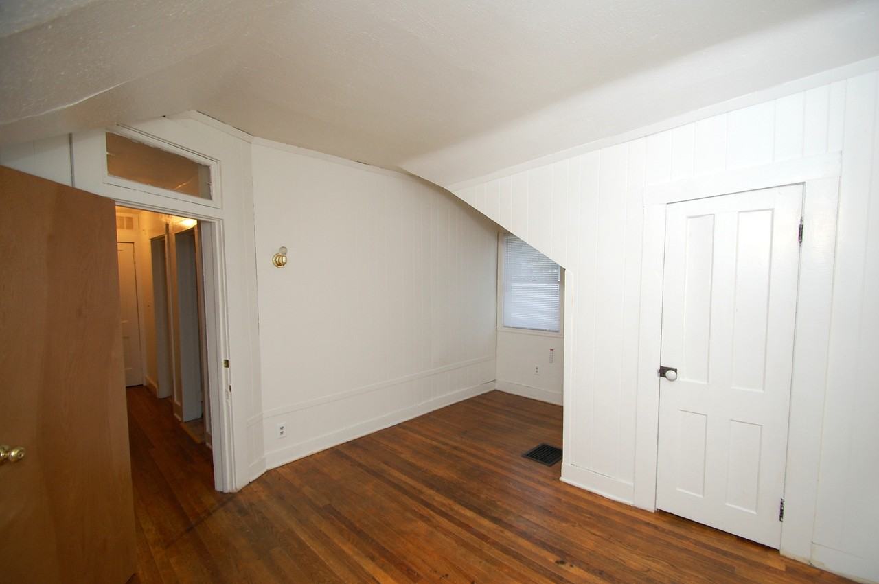 212 1/2 E Washington St - Photo 7 of 9