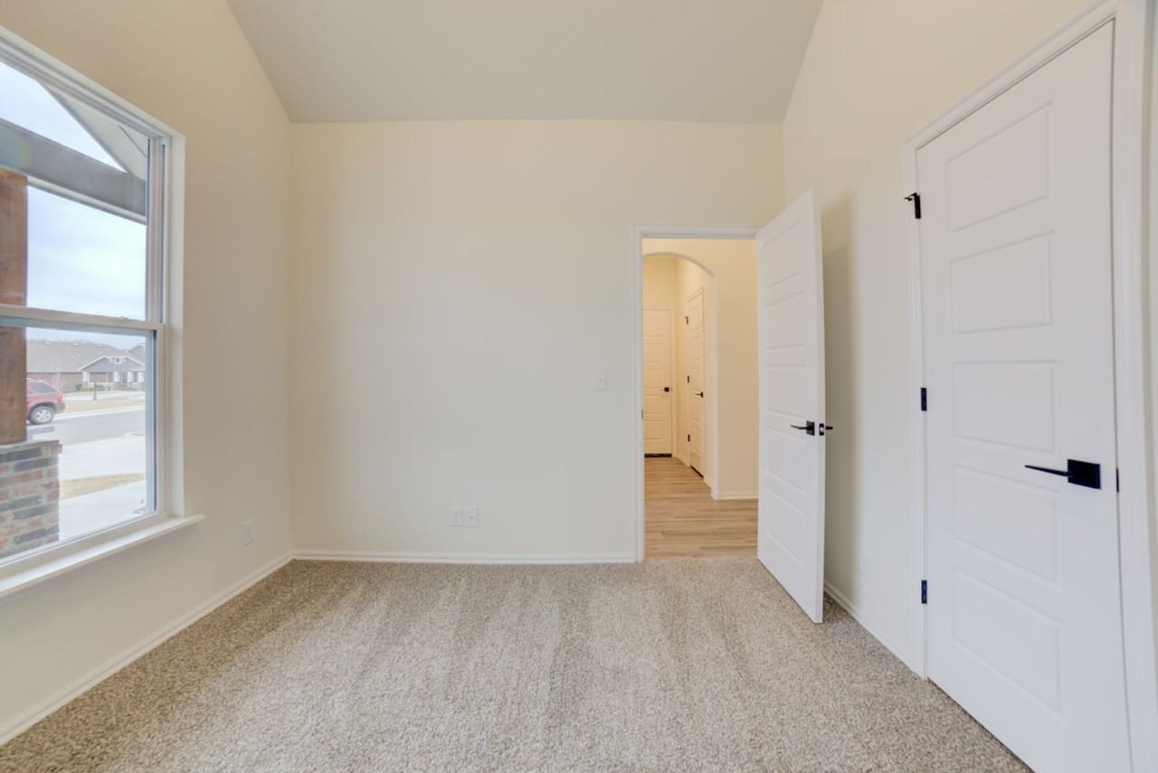 706 W 54th St - Photo 5 of 35