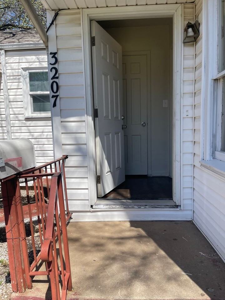 3207 E 29th St - Photo 4 of 32