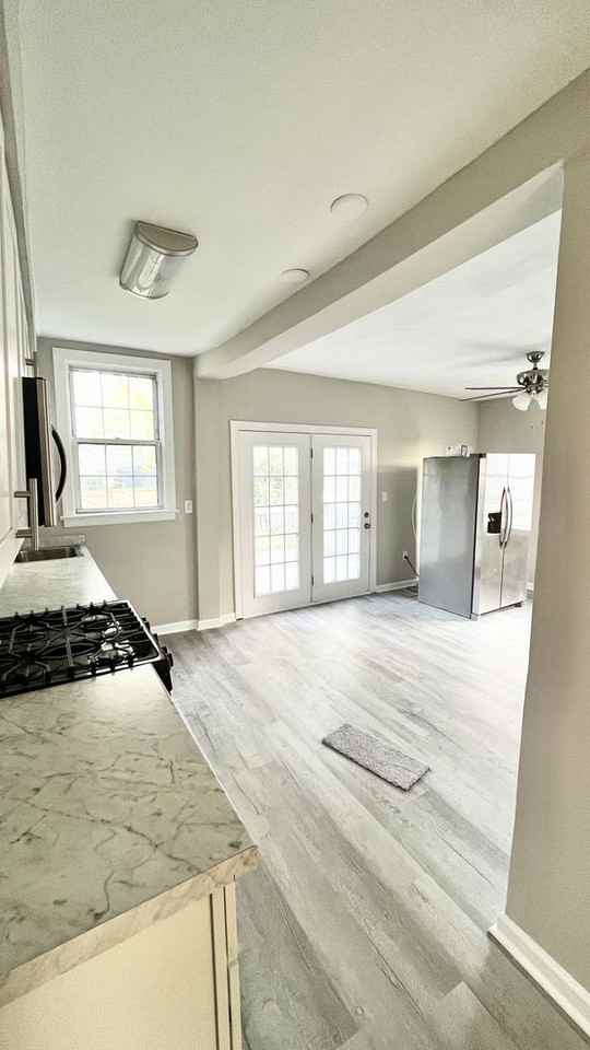 1812 Everett St - Photo 5 of 20