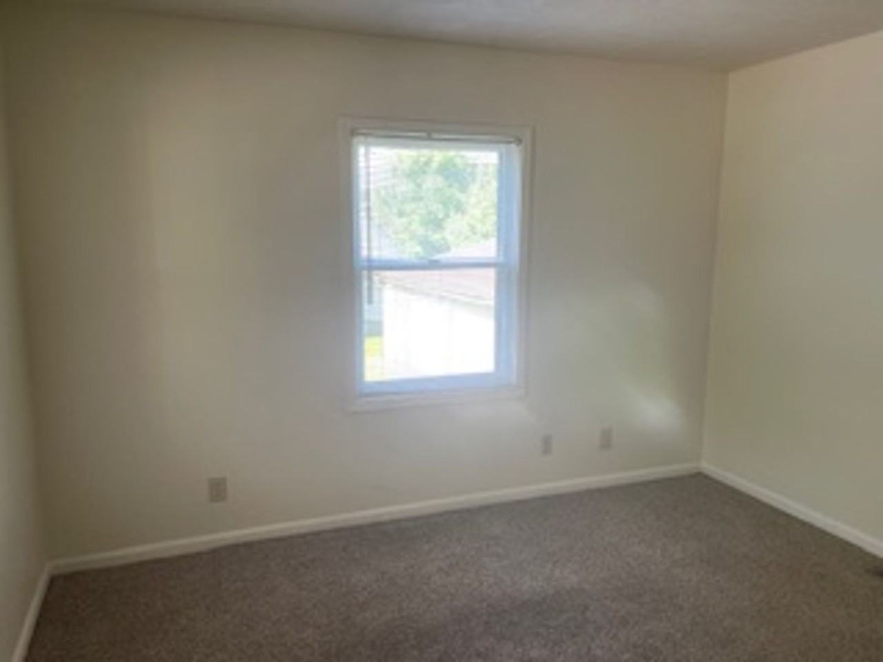 319 N Maple St - Photo 2 of 15