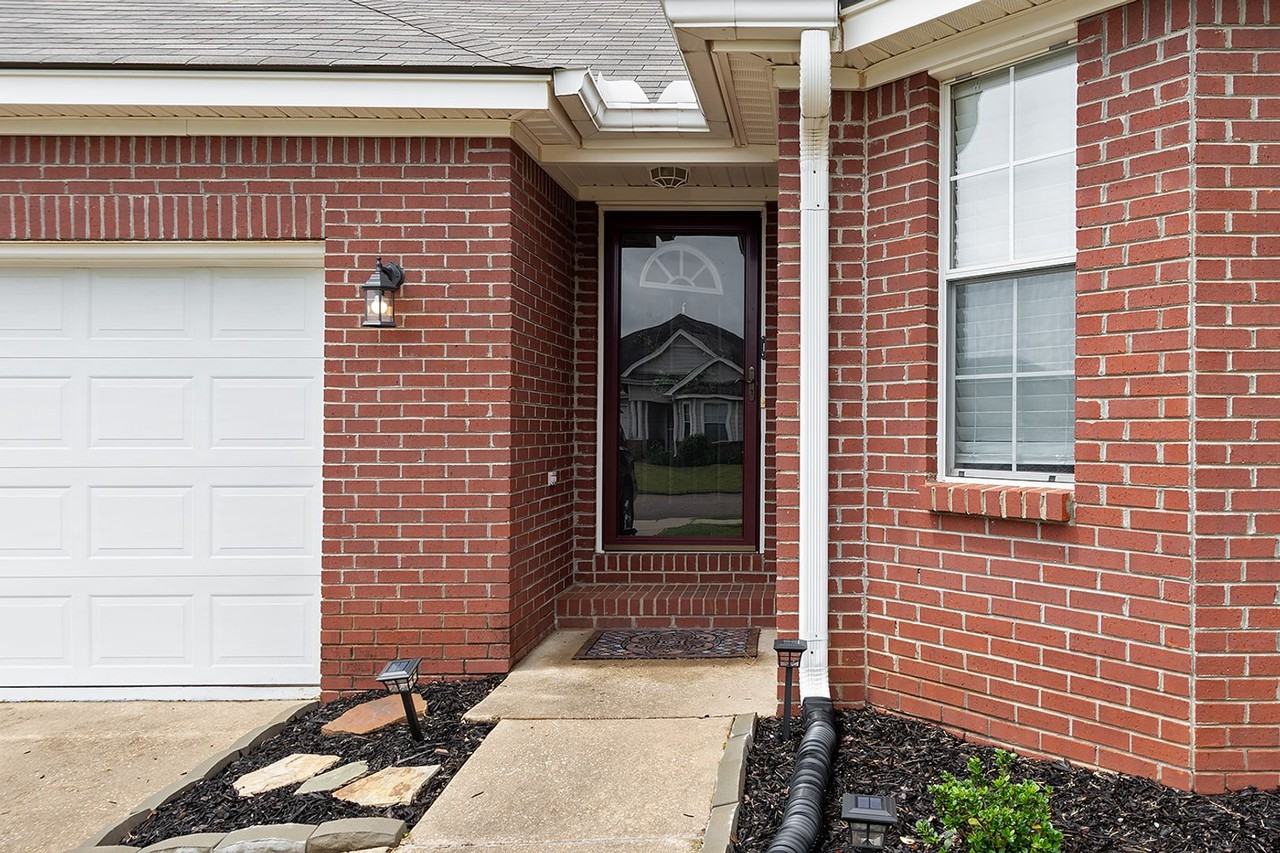 1560 Hawthorne Ln - Photo 2 of 33