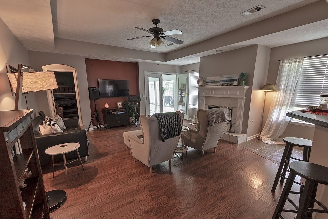 1560 Hawthorne Ln - Photo 7 of 33