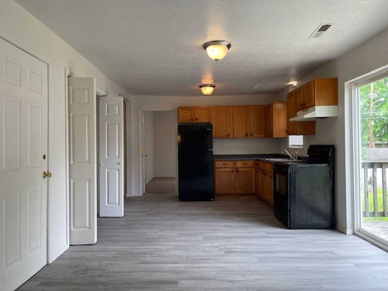 2132 W High St - Photo 2 of 20