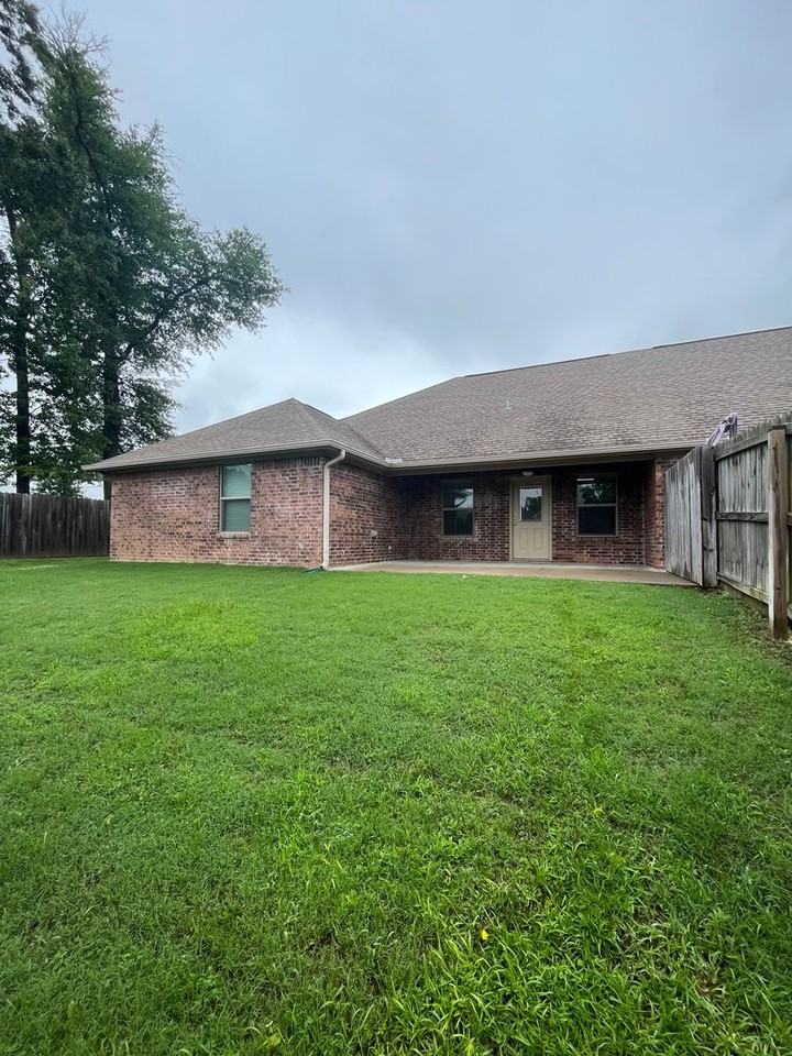 4011 Stonebridge Dr - Photo 4 of 23
