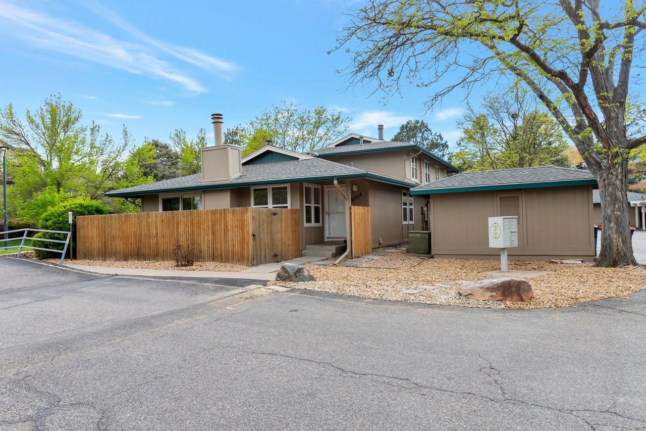 8701 E Roundtree Ave - Photo 2 of 22