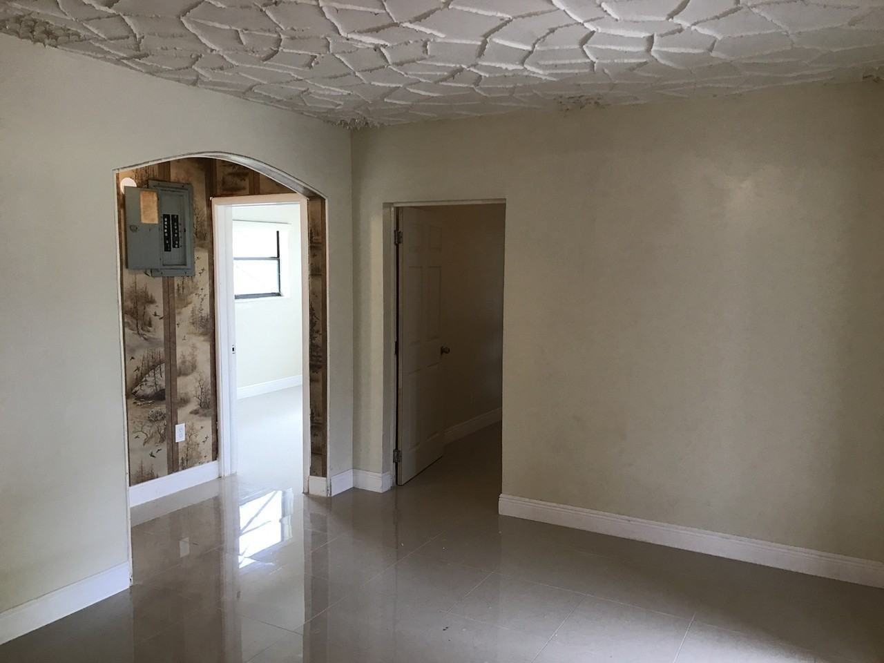 17 Sw 8th Ave - Photo 4 of 14