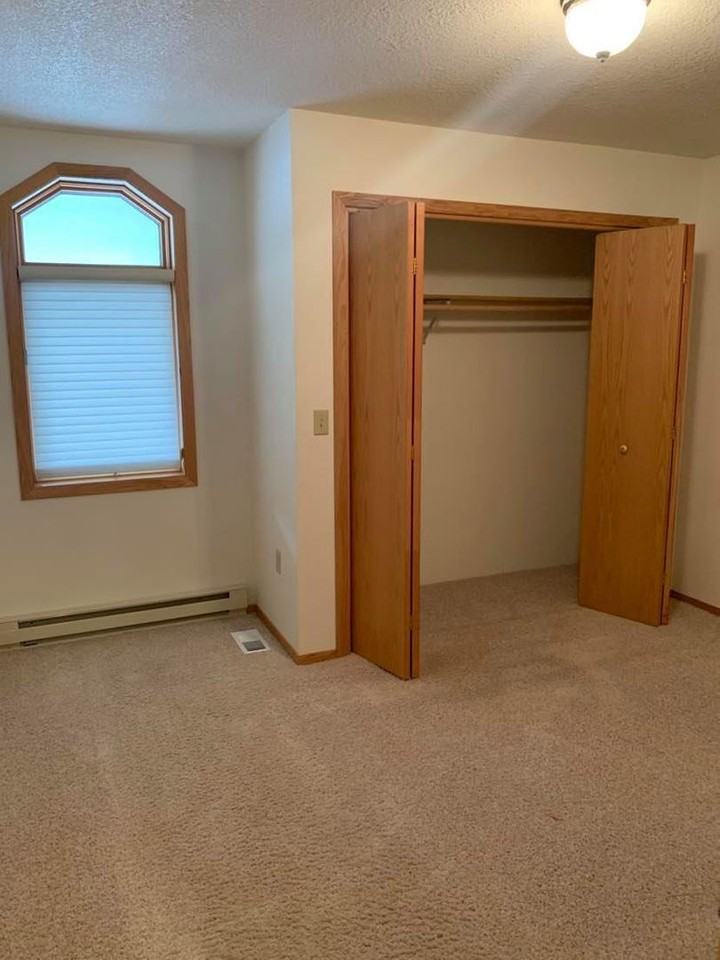 410 Bayview Dr - Photo 3 of 23