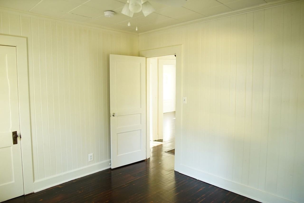 1003 Auburn St - Photo 2 of 13