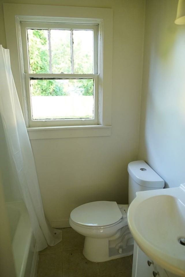 1003 Auburn St - Photo 4 of 13