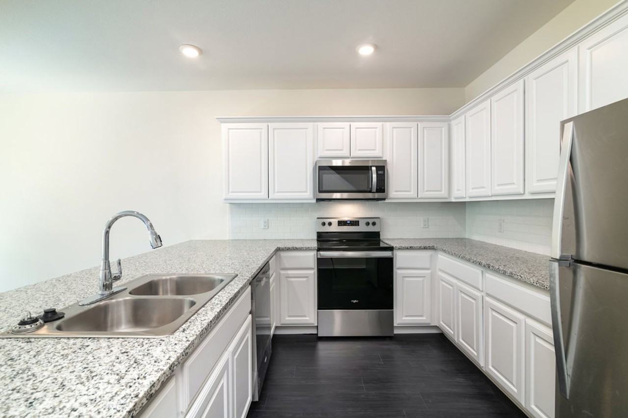 805 S 6th St #2 - Photo 3 of 16
