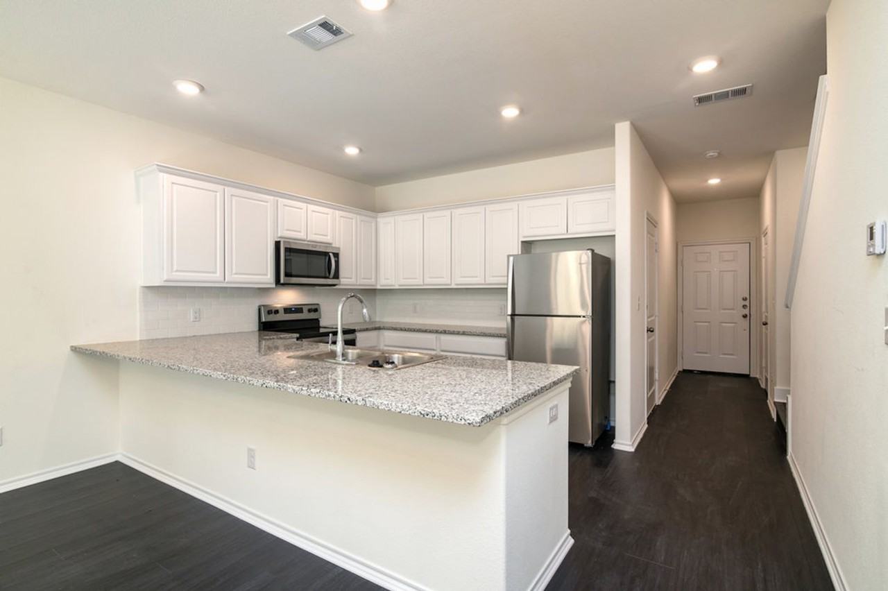 805 S 6th St #2 - Photo 4 of 16