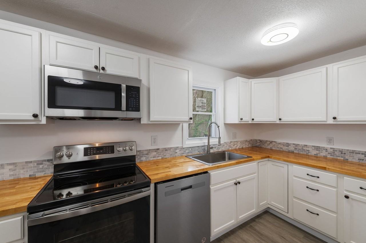 463 E Mill St - Photo 3 of 33