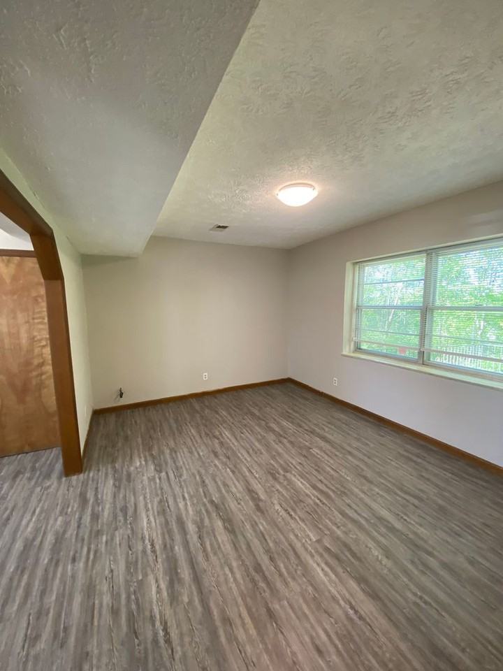 906 Flanders Ln - Photo 5 of 22