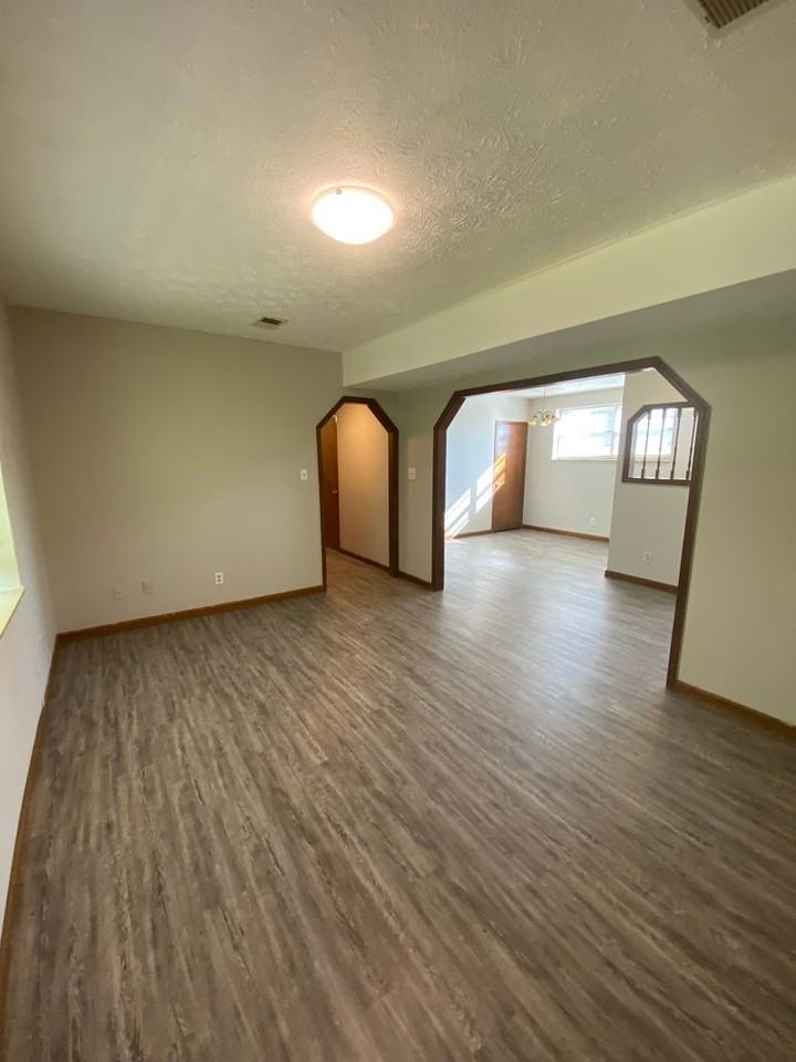 906 Flanders Ln - Photo 6 of 22