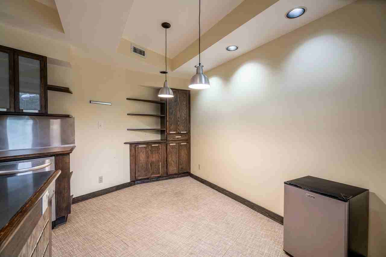 322 Poplar St - Photo 3 of 39