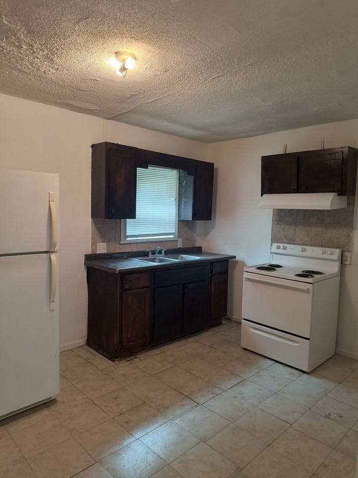 1107 S Cypress Unit 1 & 2 - Photo 2 of 6