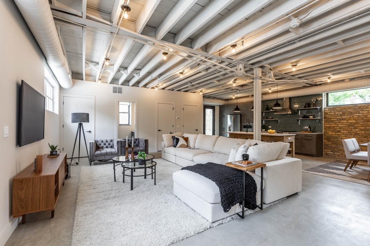 Kedzie Lodge - The Coach House #CH - Photo 4 of 31