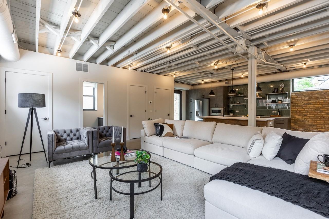 Kedzie Lodge - The Coach House #CH - Photo 5 of 31