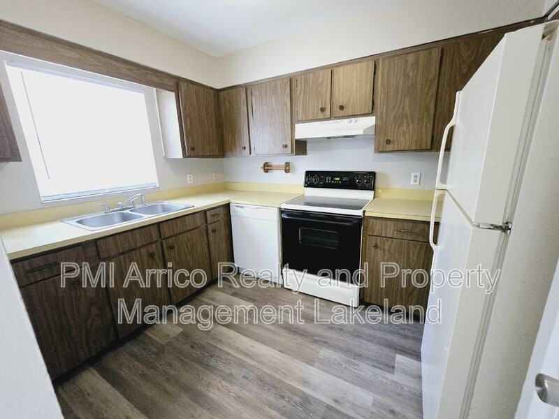 3323 S Polk Ave - Photo 4 of 12