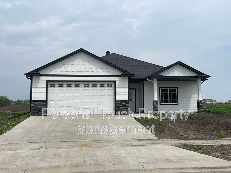 1506 6th Ave Ne - Photo 2 of 34