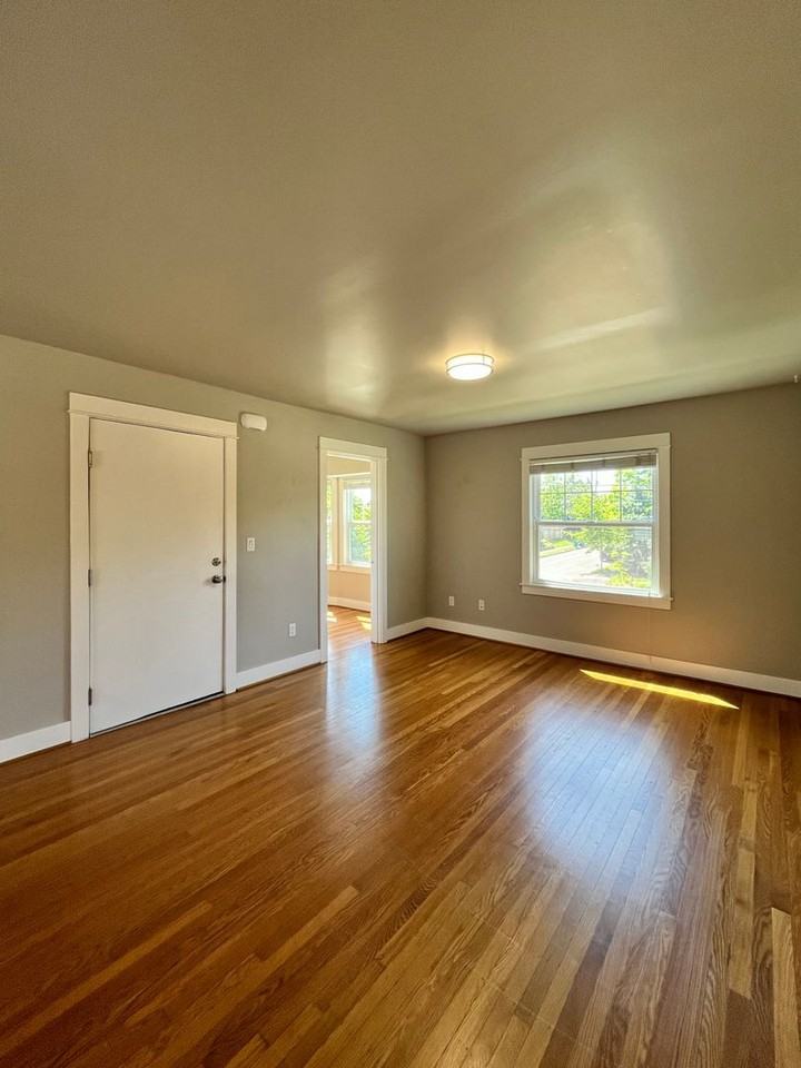 715 Ne Ainsworth St #2 - Photo 5 of 24