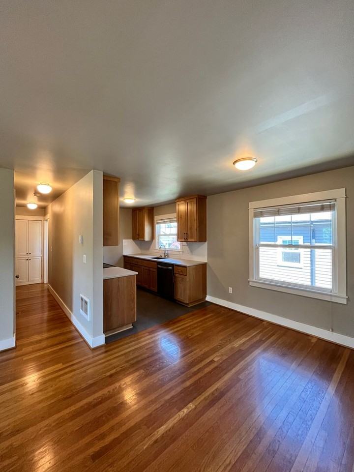 715 Ne Ainsworth St #2 - Photo 7 of 24