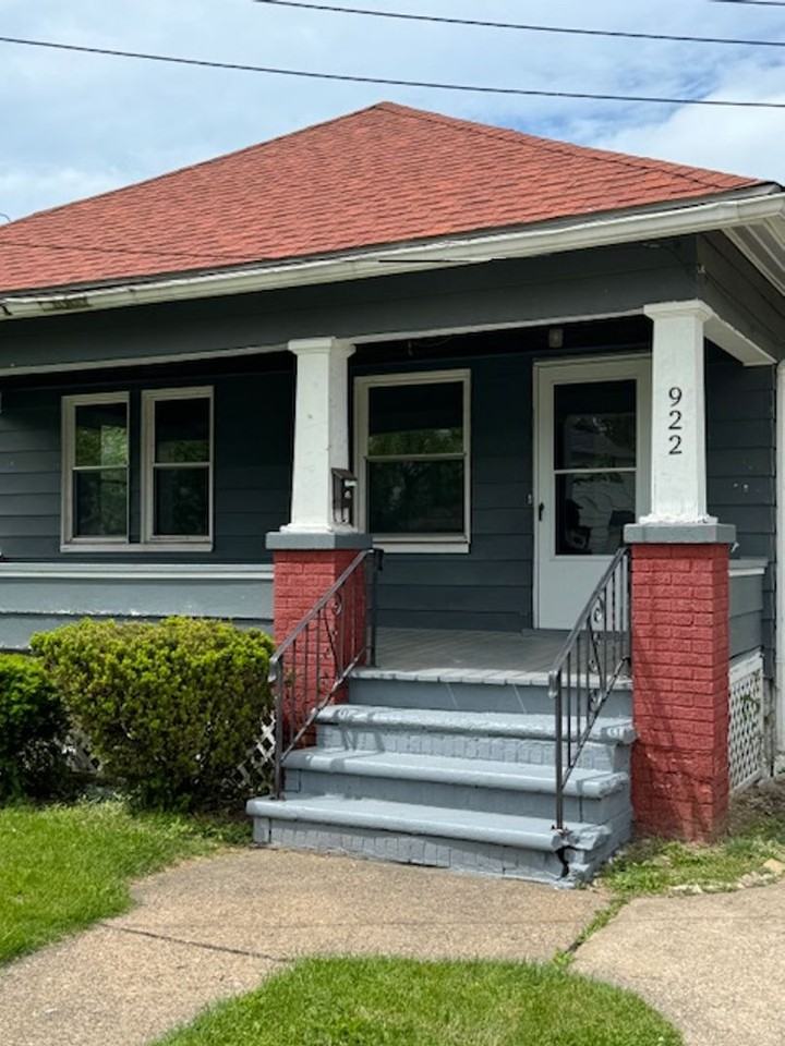 922 W 19th St - Photo 2 of 43