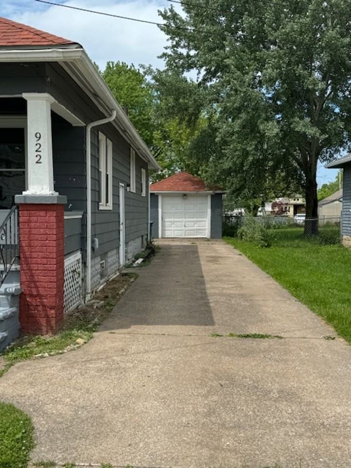 922 W 19th St - Photo 3 of 43