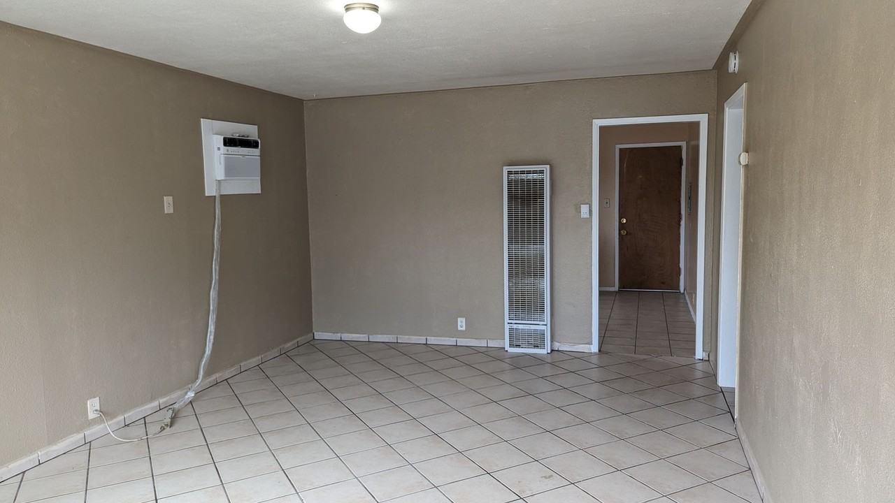 1037 Denver St - Photo 2 of 10