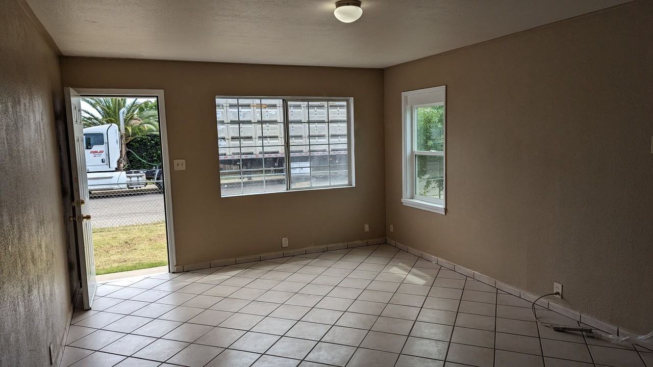 1037 Denver St - Photo 3 of 10