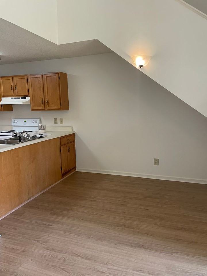 1025 Stonegate Dr Apt B - Photo 6 of 23