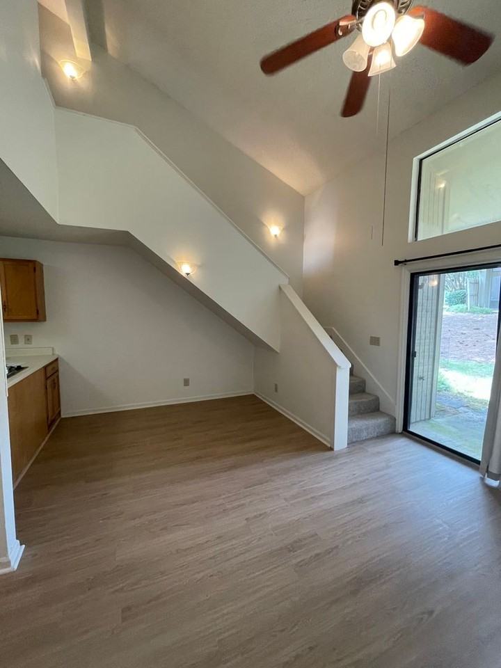 1025 Stonegate Dr Apt B - Photo 5 of 23