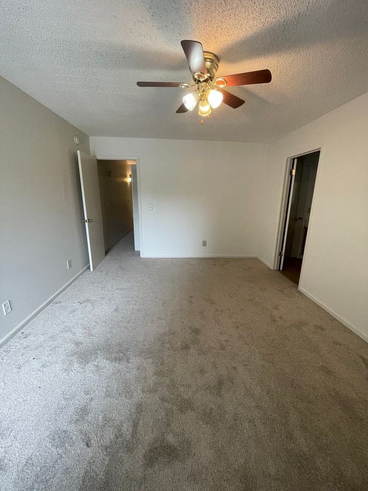 1025 Stonegate Dr Apt B - Photo 7 of 23