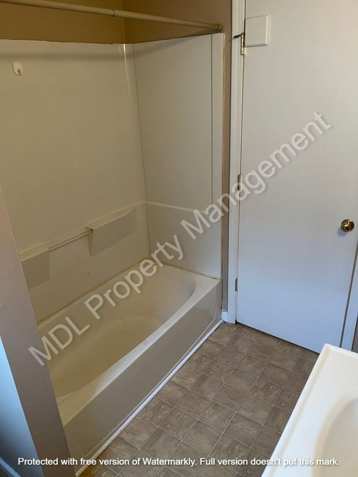 1402 Webster St - Photo 2 of 17