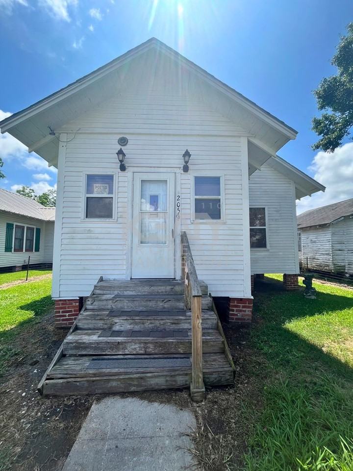 205 N Faye Ave - Photo 2 of 17