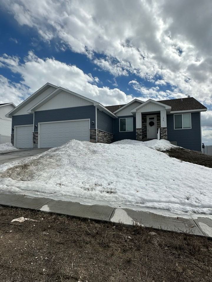 1376 Stone Dr - Photo 2 of 32