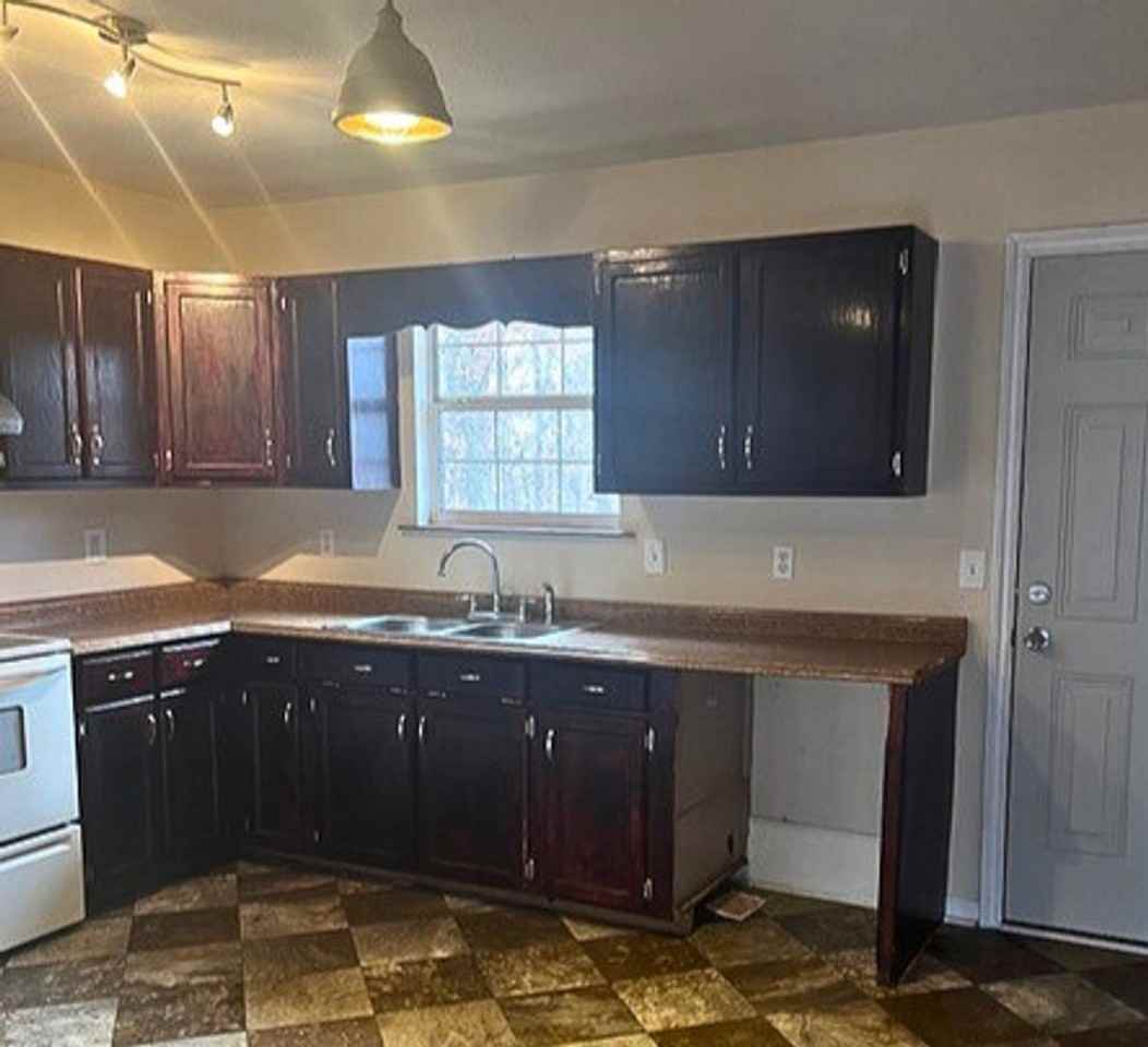 3250 Somerset Dr Se - Photo 3 of 8