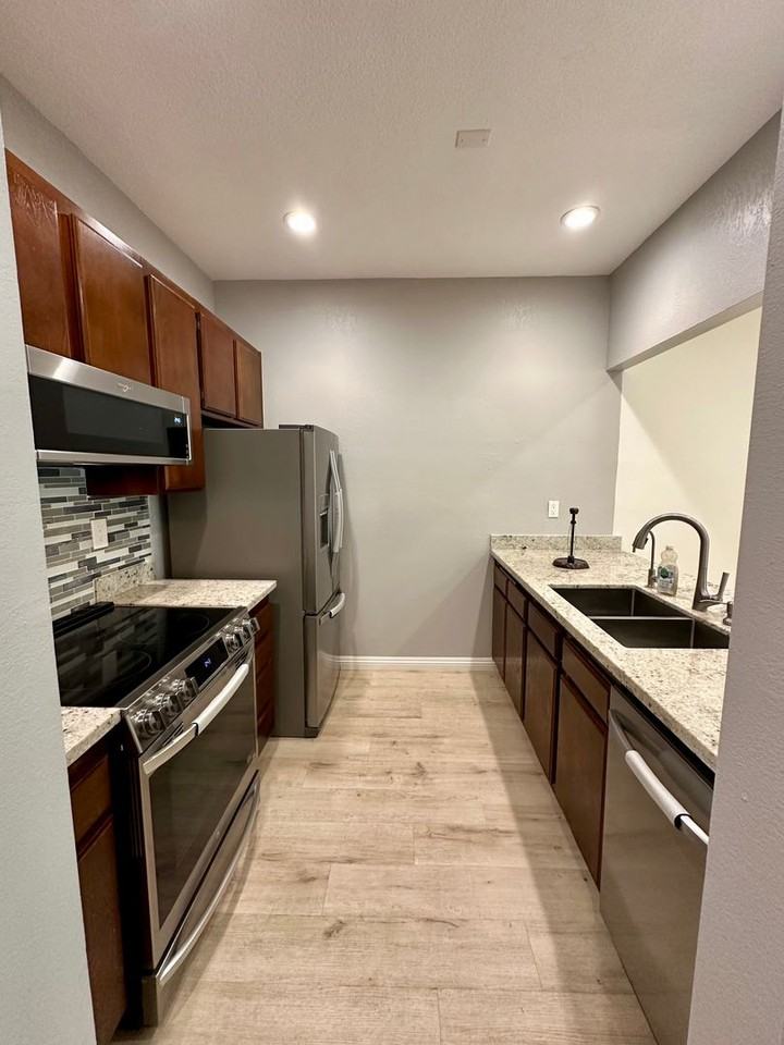 1195 Foxchase Dr - Photo 3 of 14