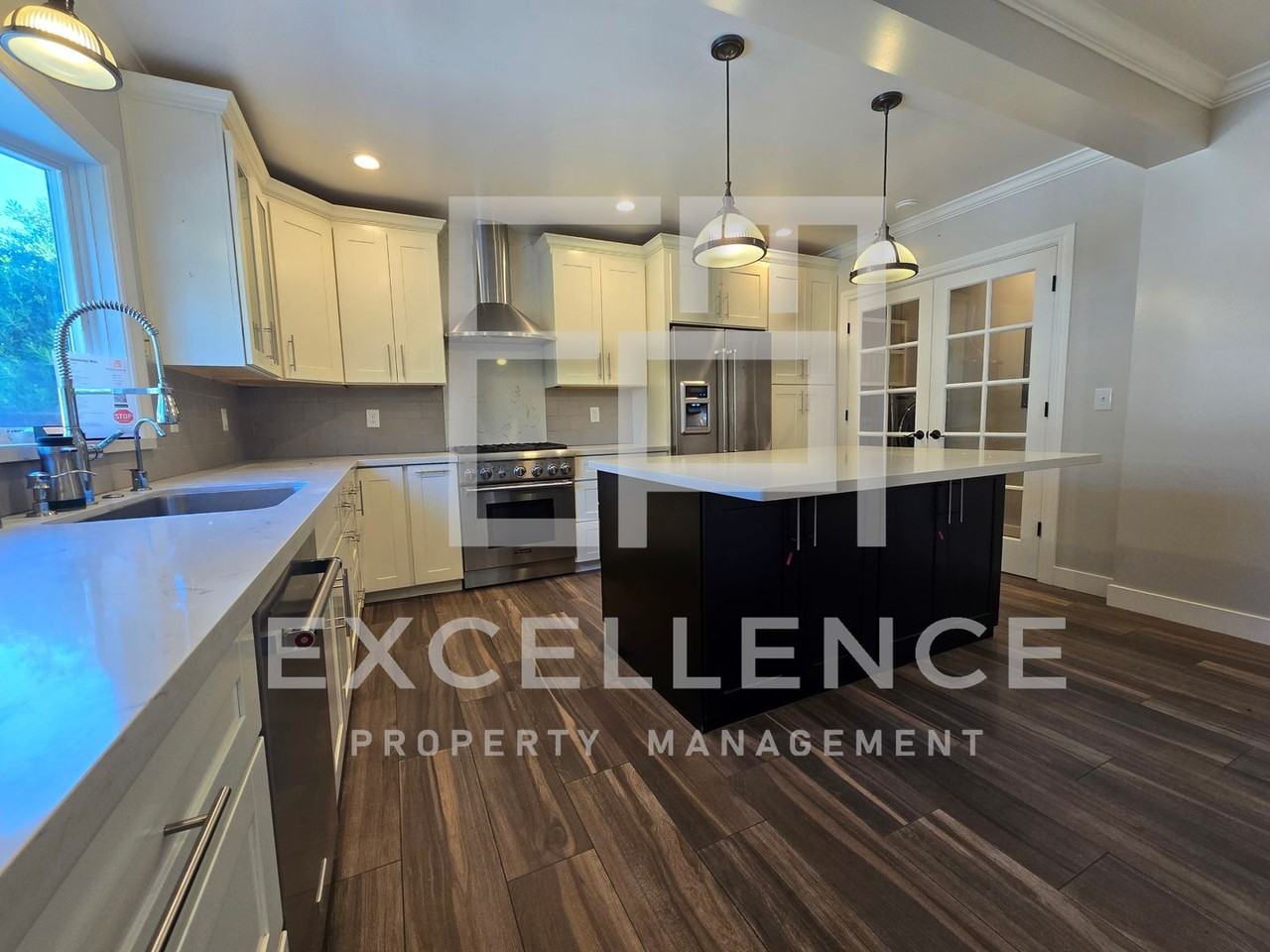 1935 University Way - Photo 3 of 23