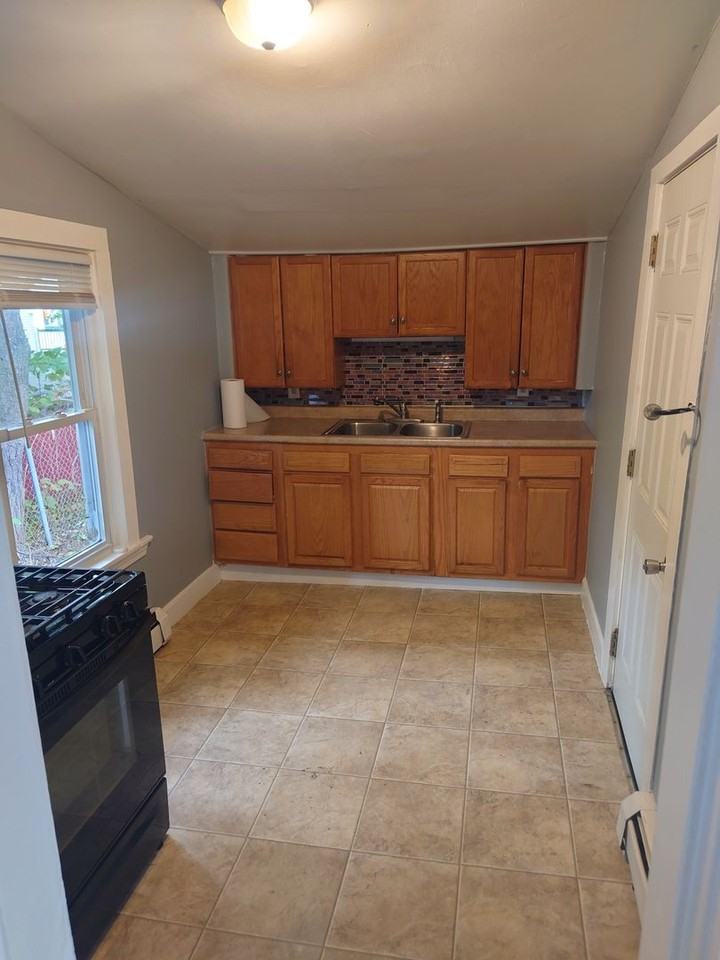 252 Grove St - Photo 3 of 17