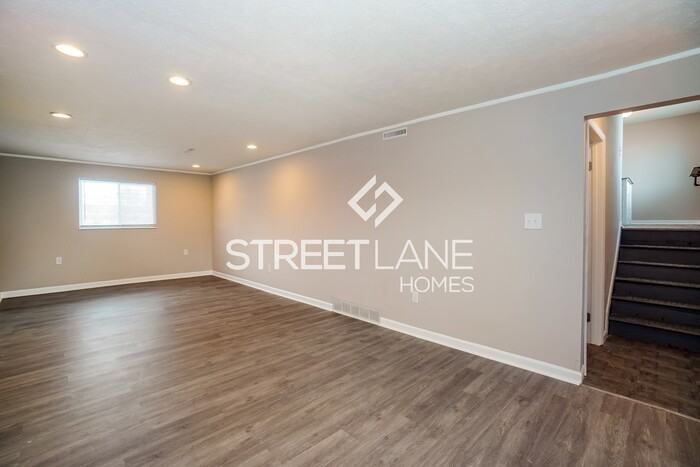 384 Parkdale Dr - Photo 2 of 16