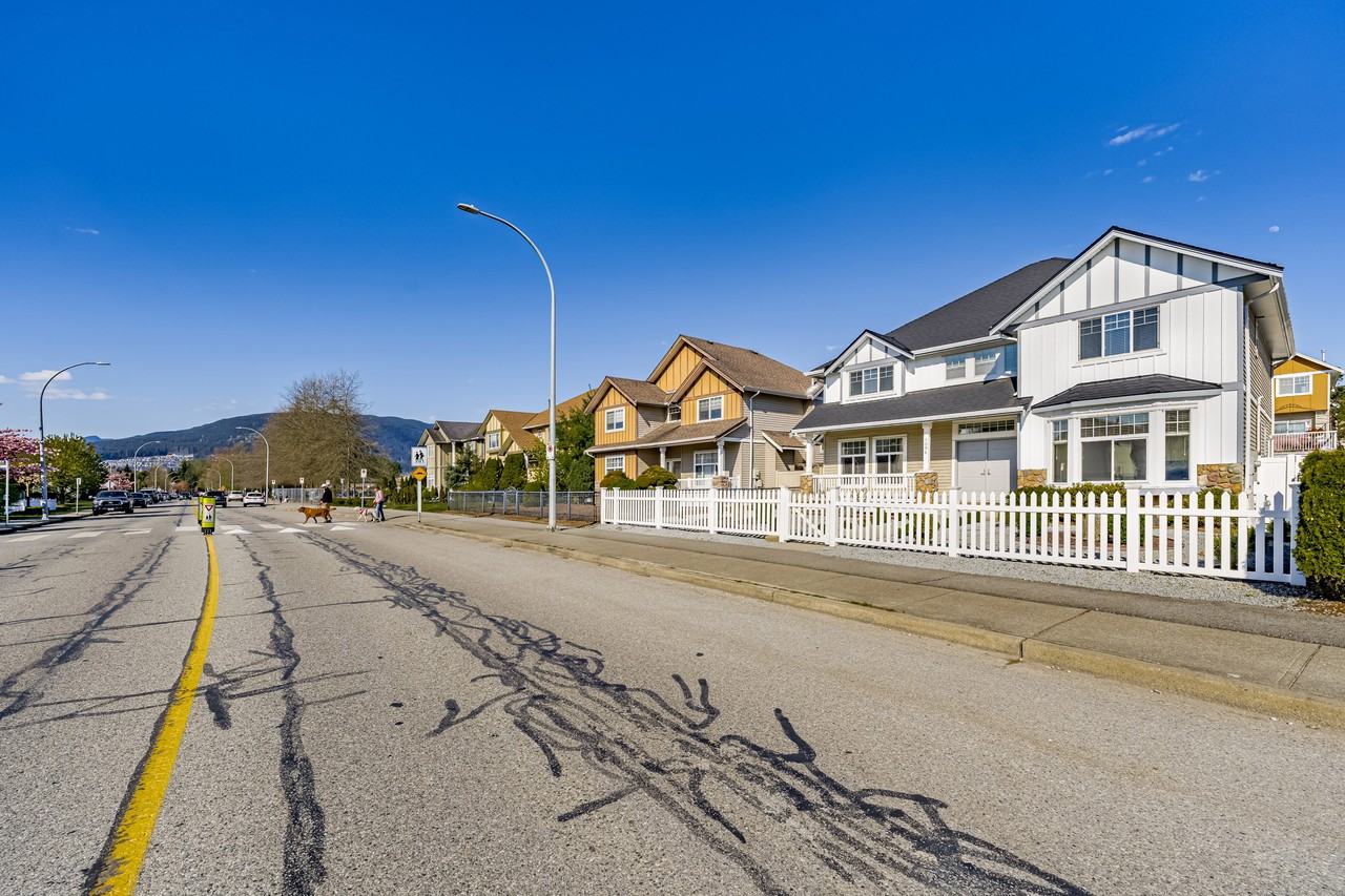 1096 Riverside Drive - Photo 5 of 44