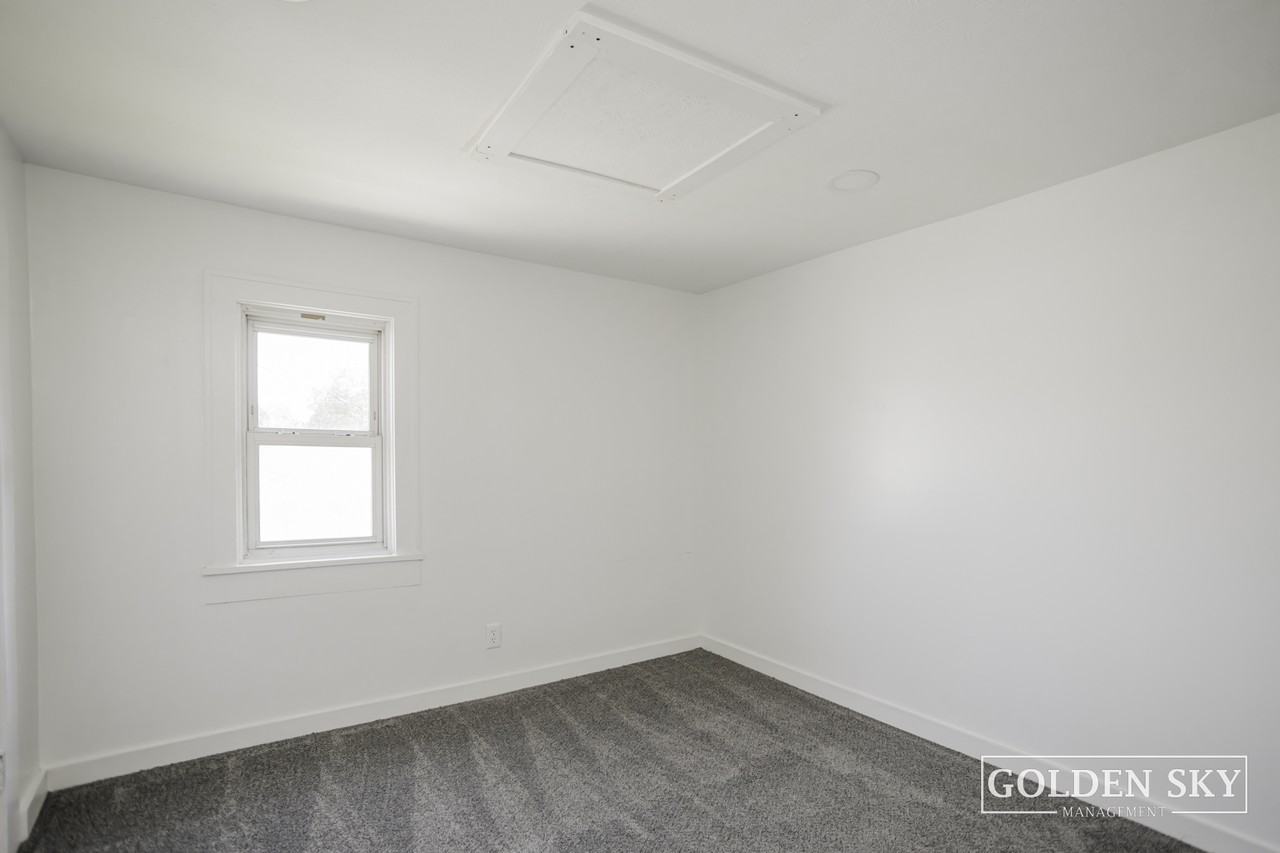 216 S Dill St #1 - Photo 5 of 7