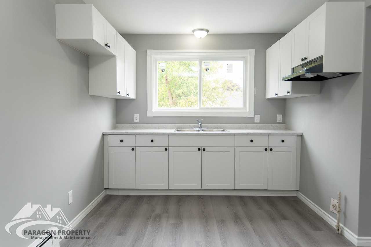 18 Louella Cres #1 - Photo 4 of 13