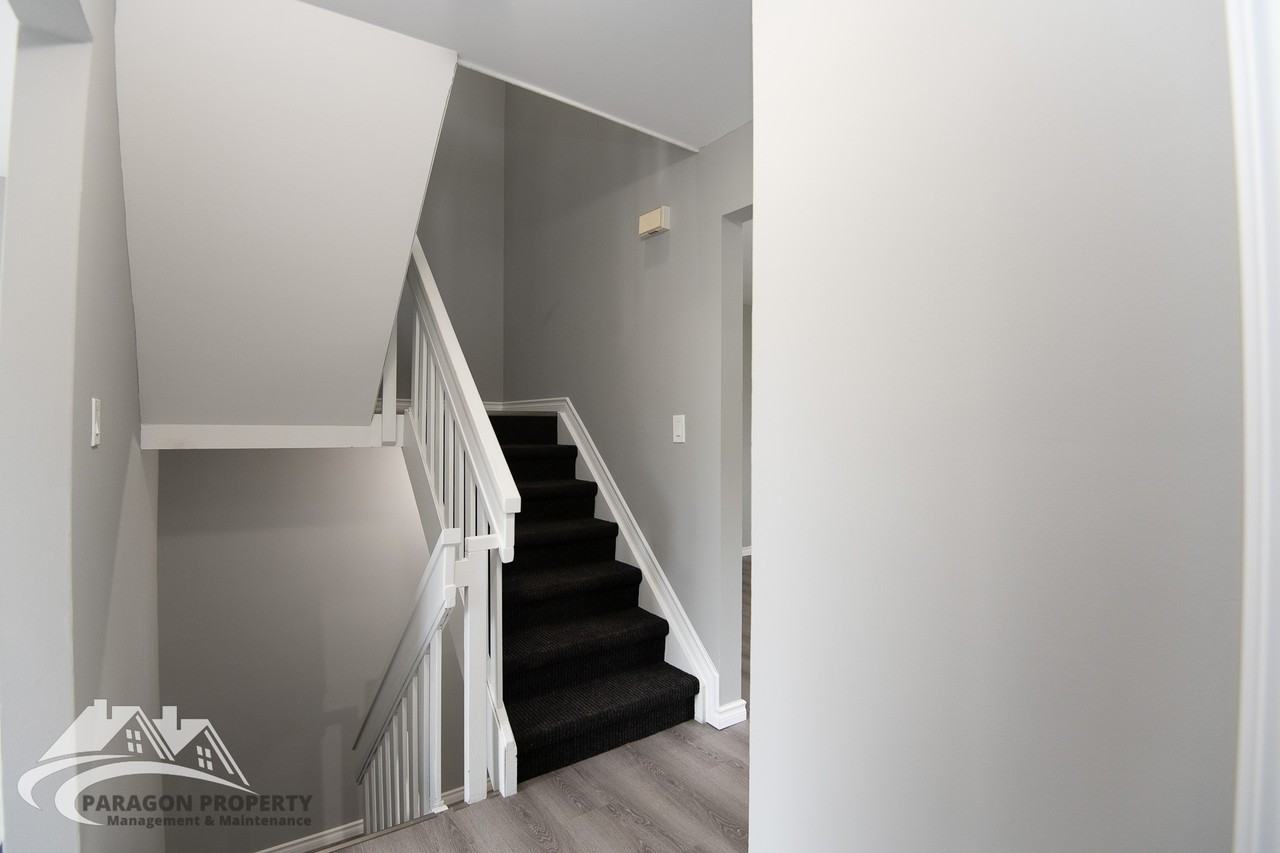 18 Louella Cres #1 - Photo 7 of 13