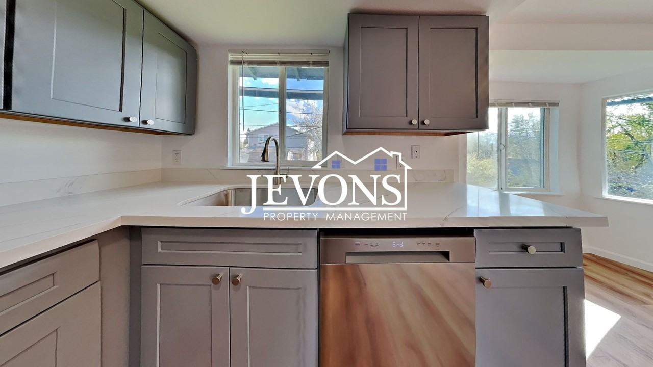 1722 E 56th St Tacoma, WA 98404 - Photo 3 of 26